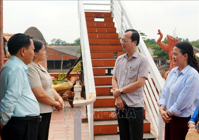 Chủ tịch Ủy ban nhân dân tỉnh Vĩnh Long Trần Trí Quang (thứ 2 từ phải sang) khảo sát một điểm du lịch tại Khu lò gạch, gốm Mang Thít tên địa bàn xã Nhơn Phú.  Ảnh: Lê Thúy Hằng - TTXVN.                      