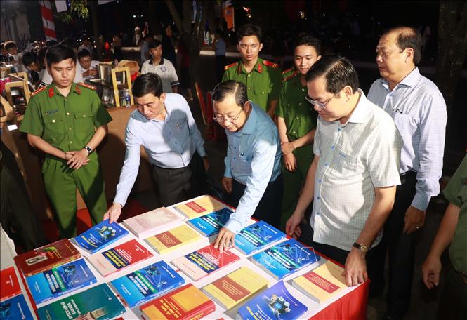 Các đại biểu tham quan không gian trưng bày sách. Ảnh: Huỳnh Anh - TTXVN