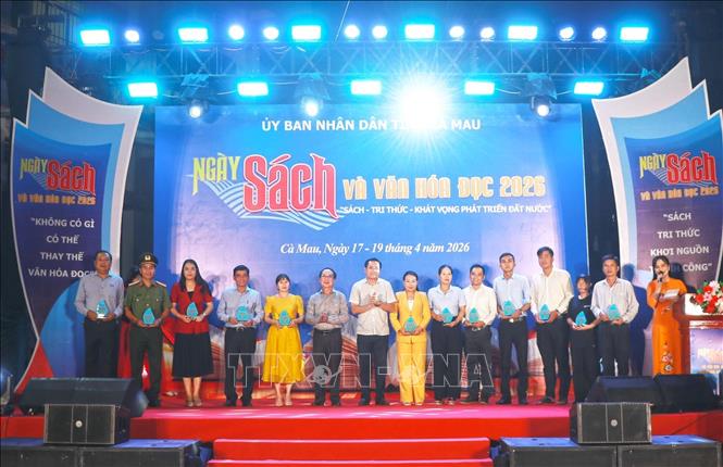 Lãnh đạo tỉnh Cà Mau trao biểu trưng lưu niệm cho các đơn vị đồng hành. Ảnh: Huỳnh Anh - TTXVN 