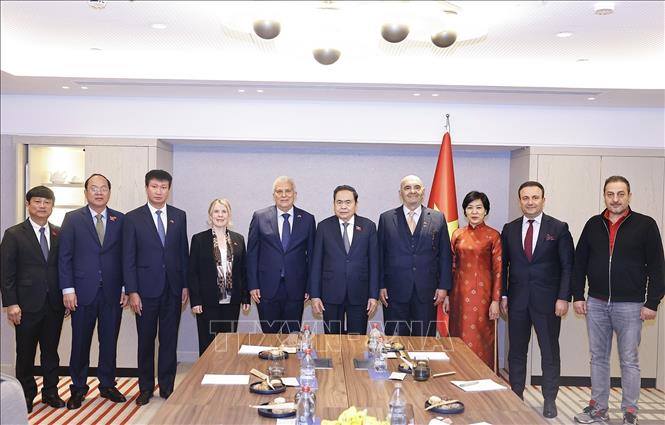 Chủ tịch Quốc hội Trần Thanh Mẫn với đại biểu. Ảnh: Doãn Tấn – TTXVN