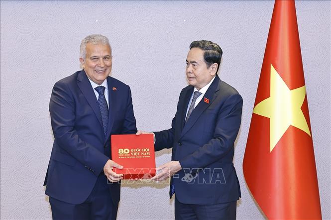 Chủ tịch Quốc hội Trần Thanh Mẫn tặng sách 