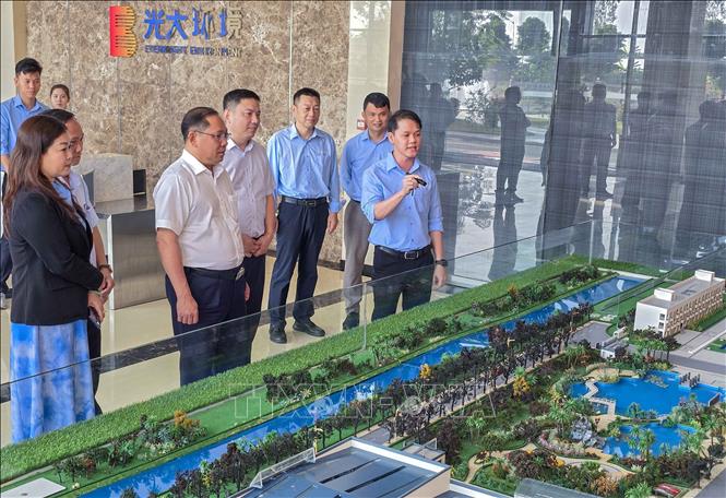 Phó Chủ tịch UBND thành phố Cần Thơ Trần Chí Hùng (thứ 3 từ trái sang) nghe giới thiệu về hoạt động của Nhà máy xử lý chất thải rắn (rác sinh hoạt) phát điện Cần Thơ. Ảnh: Thanh Liêm - TTXVN