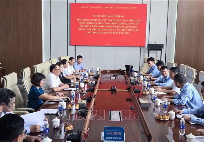 Lãnh đạo UBND thành phố Cần Thơ làm việc với đại diện Nhà máy xử lý chất thải rắn (rác sinh hoạt) phát điện Cần Thơ. Ảnh: Thanh Liêm - TTXVN