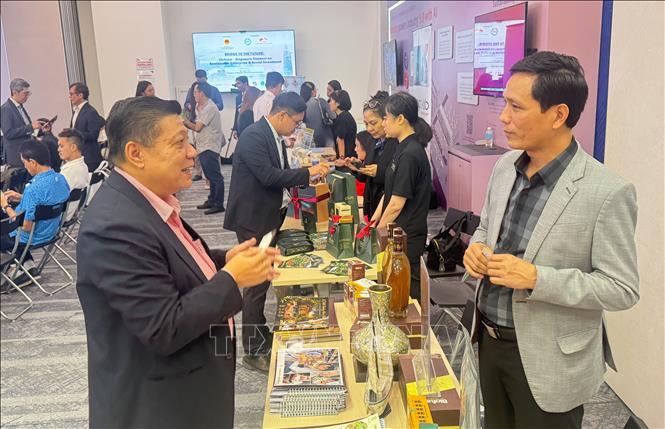 Các doanh nghiệp Việt Nam quảng bá sản phẩm, kết nối giao thương và đầu tư trong khuôn khổ Chương trình. Ảnh: Ngọc Khương - Pv TTXVN tại Singapore