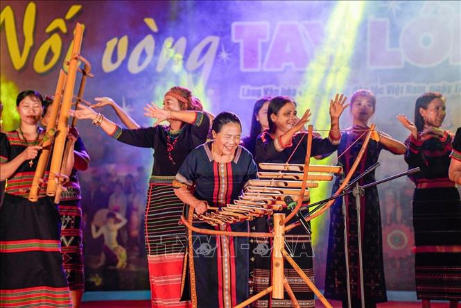 Tiết mục nghệ thuật của đồng bào các dân tộc Tây Nguyên. Ảnh: Khánh Hoà - TTXVN