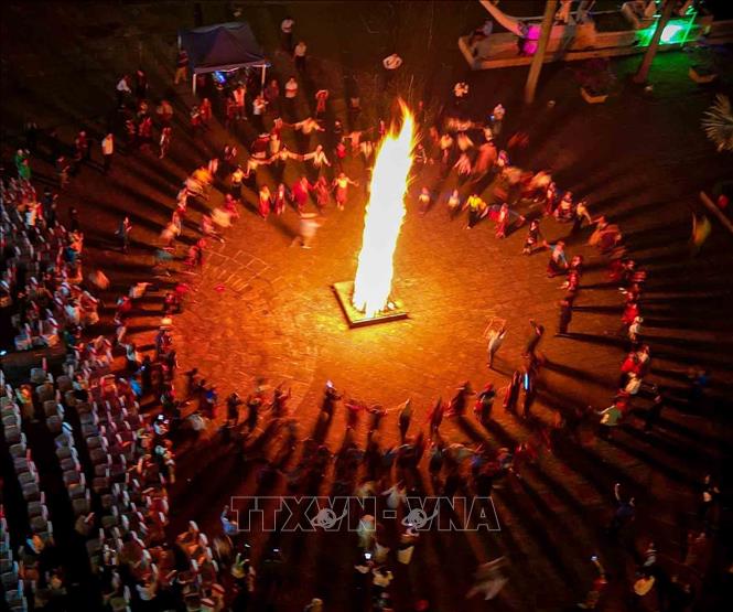 Hoạt động đốt lửa trại thể hiện sức mạnh đoàn kết của 54 dân tộc anh em. Ảnh: Khánh Hoà - TTXVN