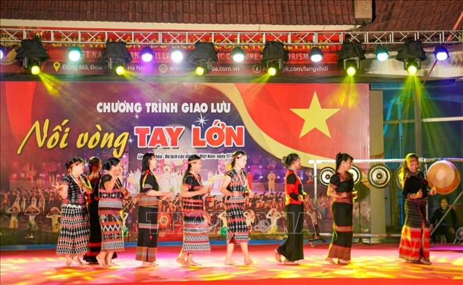 Tiết mục nghệ thuật của đồng bào các dân tộc Tây Nguyên. Ảnh: Khánh Hoà - TTXVN