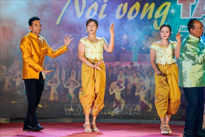 Tiết mục Múa Lăm vong chung vui ngày hội do đồng bào dân tộc Khmer biểu diễn. Ảnh: Khánh Hoà - TTXVN