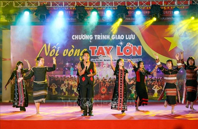 Tiết mục nghệ thuật của đồng bào các dân tộc Tây Nguyên. Ảnh: Khánh Hoà - TTXVN