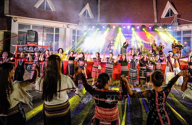 Đồng bào các dân tộc giao lưu, tham gia các tiết mục nghệ thuật. Ảnh: Khánh Hoà - TTXVN