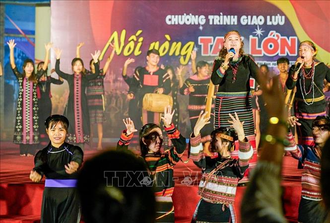 Tiết mục nghệ thuật của đồng bào các dân tộc Tây Nguyên. Ảnh: Khánh Hoà - TTXVN