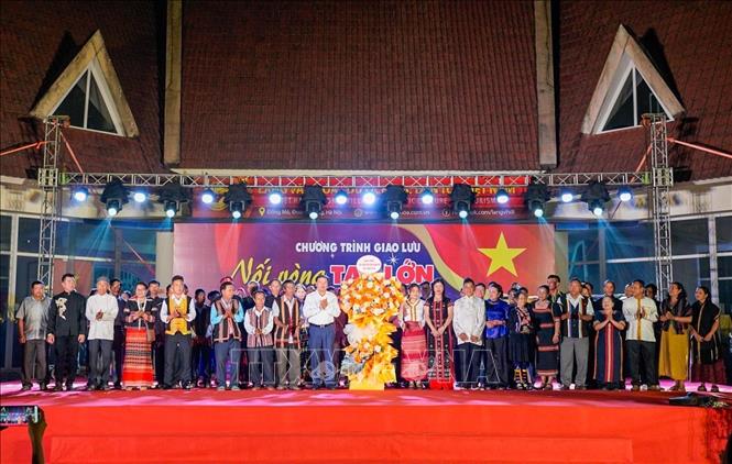 Lãnh đạo Cục Văn hoá các dân tộc Việt Nam (Bộ Văn hóa, Thể thao và Du lịch) tặng hoa các đại biểu là già làng, trưởng bản, nghệ nhân, người có uy tín đại diện 54 dân tộc. Ảnh: Khánh Hoà - TTXVN
