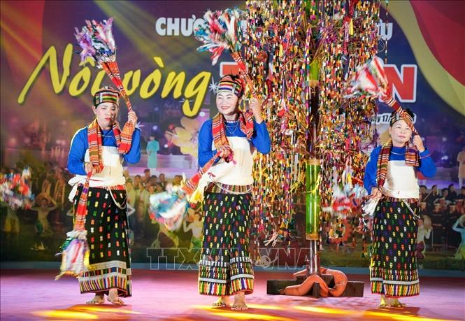 Tiết mục nghệ thuật quay khăn biểu diễn đồng bào dân tộc Thái. Ảnh: Khánh Hoà - TTXVN