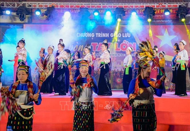 Tiết mục nghệ thuật Vũ điệu kết đoàn, đồng bào các dân tộc phía Bắc. Ảnh: Khánh Hoà - TTXVN