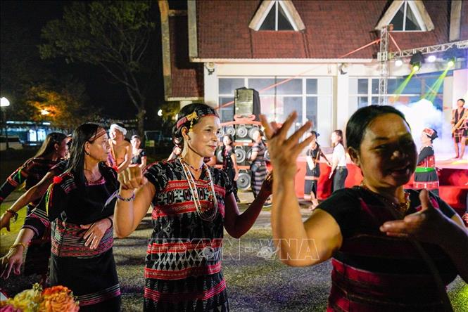  Đồng bào các dân tộc giao lưu, tham gia các tiết mục nghệ thuật. Ảnh: Khánh Hoà - TTXVN