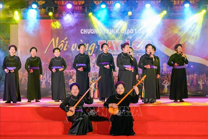 Tiết mục nghệ thuật hát Then, đàn Tính biểu diễn đồng bào đồng dân tộc Tày. Ảnh: Khánh Hoà - TTXVN