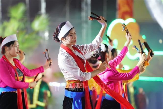 Một tiết mục múa hát tại chương trình. Ảnh: Thu Hương - TTXVN