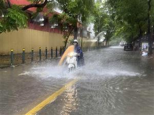 Thời tiết ngày 18/4: Mưa dông diện rộng ở Bắc Bộ, cảnh báo lốc sét và nguy cơ lũ quét, sạt lở