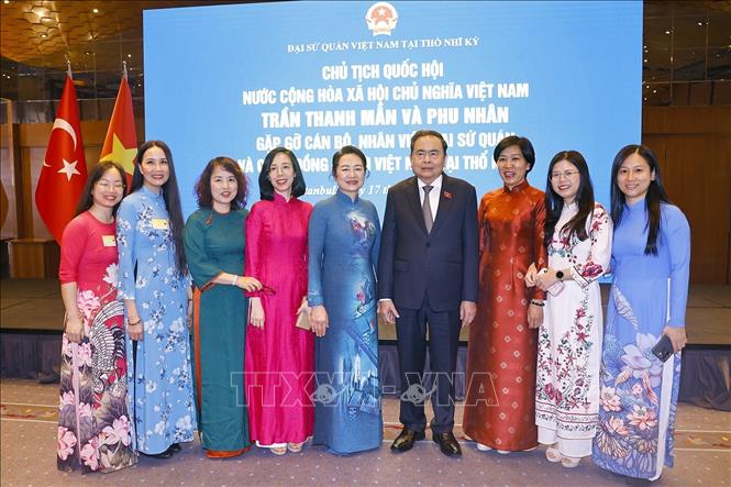 Chủ tịch Quốc hội Trần Thanh Mẫn và Phu nhân gặp gỡ cán bộ nhân viên Đại sứ quán và cộng đồng người Việt Nam tại Thổ Nhĩ Kỳ. Ảnh: Doãn Tấn – TTXVN