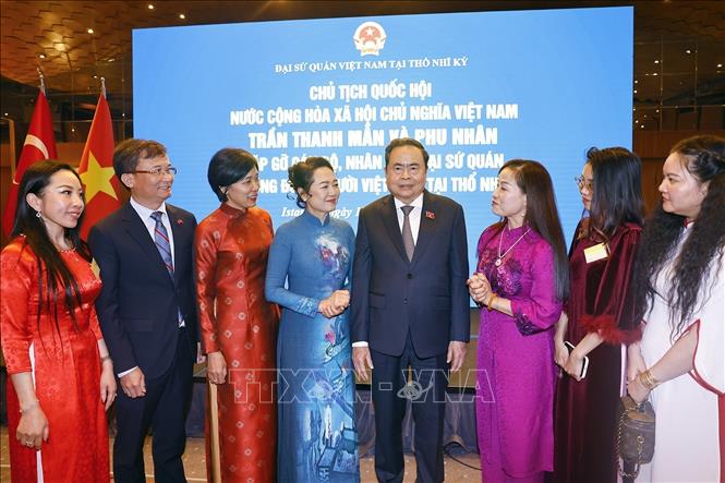 Chủ tịch Quốc hội Trần Thanh Mẫn và Phu nhân với cộng đồng người Việt Nam tại Thổ Nhĩ Kỳ. Ảnh: Doãn Tấn – TTXVN