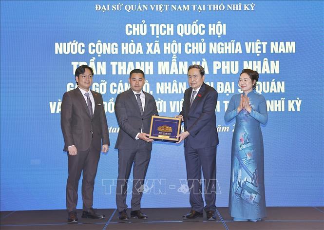 Chủ tịch Quốc hội Trần Thanh Mẫn và Phu nhân tặng quà lưu niệm cộng đồng người Việt Nam tại Thổ Nhĩ Kỳ. Ảnh: Doãn Tấn – TTXVN