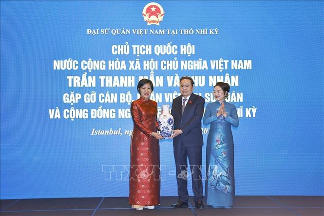 Chủ tịch Quốc hội Trần Thanh Mẫn và Phu nhân tặng quà lưu niệm cán bộ nhân viên Đại sứ quán Việt Nam tại Thổ Nhĩ Kỳ. Ảnh: Doãn Tấn – TTXVN