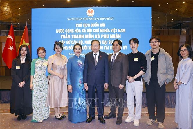 Chủ tịch Quốc hội Trần Thanh Mẫn và Phu nhân gặp gỡ cán bộ nhân viên Đại sứ quán và cộng đồng người Việt Nam tại Thổ Nhĩ Kỳ. Ảnh: Doãn Tấn – TTXVN
