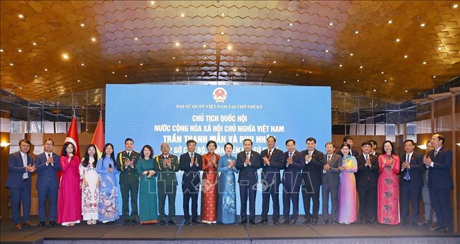 Chủ tịch Quốc hội Trần Thanh Mẫn và Phu nhân với cán bộ nhân viên Đại sứ quán. Ảnh: Doãn Tấn – TTXVN