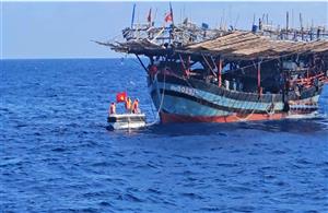 Cấp cứu kịp thời nạn nhân bị đột quỵ trên biển