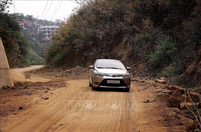 Tuyến đường Bích Trụ đang thi công gây khó khăn cho các phương tiện đi lại. Ảnh: Thanh Hải - TTXVN  