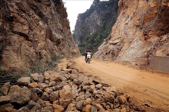 Tuyến đường độc đạo kết nối xóm Tiểu Khu và xóm Bích Trụ chậm tiến độ. Ảnh: Thanh Hải - TTXVN  