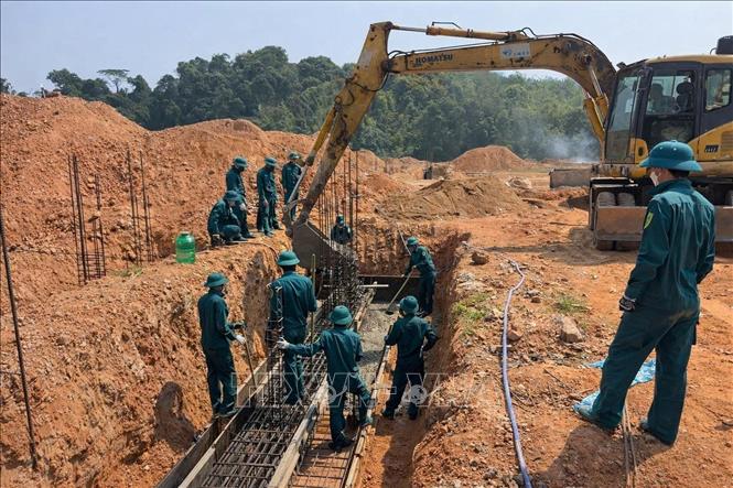 Lực lượng tăng cường của Bộ Chỉ huy quân sự thành phố Đà Nẵng tham gia hỗ trợ tại các công trình xây dựng trường liên cấp. Ảnh: TTXVN phát