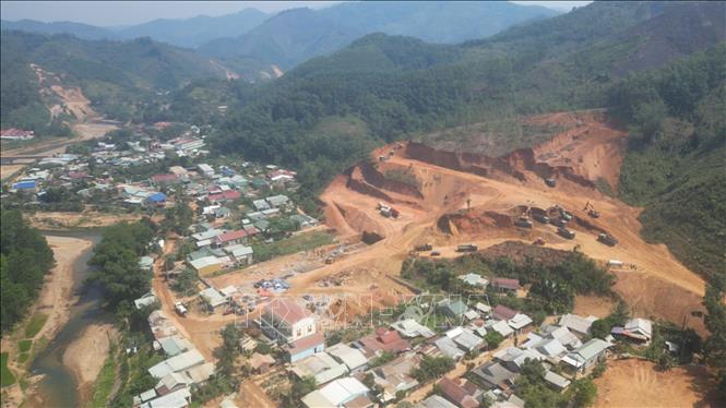 Điều kiện thi công ở khu vực đồi núi cao khiến công tác xử lý mặt bằng gặp nhiều khó khăn. Ảnh: Xuân Quý TTXVN