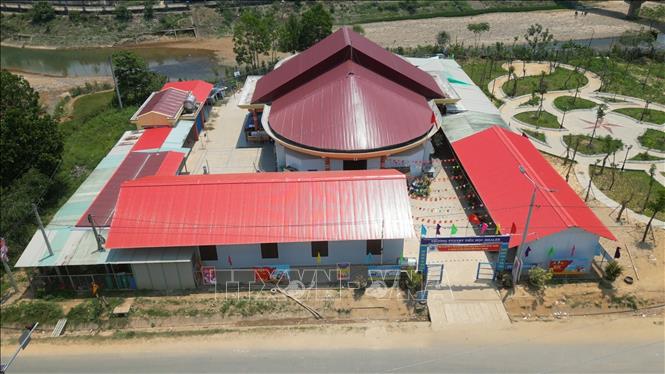 Lớp học tạm của Trường Tiểu học Blahê, xã A Vương được dựng tại một ngôi chợ mới xây, chưa đưa vào hoạt động trên địa bàn. Ảnh: Xuân Quý TTXVN