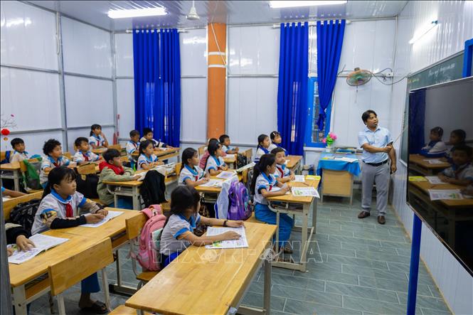 Dù điều kiện ở ngôi trường tạm còn nhiều khó khăn nhưng tinh thần học tập của thầy và trò vẫn rất cao. Ảnh: Xuân Quý TTXVN