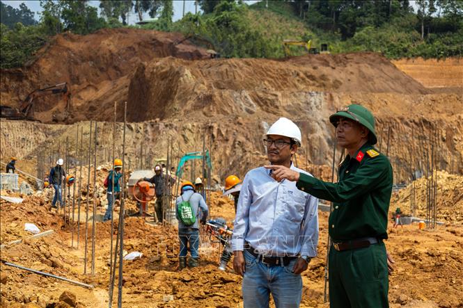 Tại công trường, các đơn vị thi công phải linh hoạt thay đổi phương thức thi công để vượt qua khó khăn của thời tiết và địa hình đồi núi xa nơi biên giới. Ảnh: Xuân Quý TTXVN