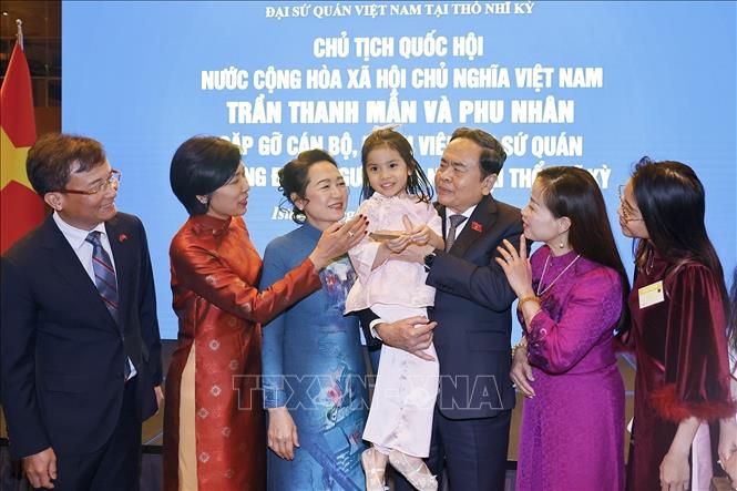 National Assembly Chairman Tran Thanh Man and his spouse meet with staff of the Vietnamese Embassy and the Vietnamese community in Türkiye. Photo: Doan Tan – VNA
