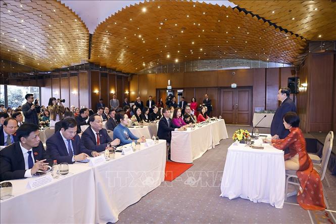 National Assembly Chairman Tran Thanh Man and his spouse meet with staff of the Vietnamese Embassy and the Vietnamese community in Türkiye. Photo: Doan Tan – VNA