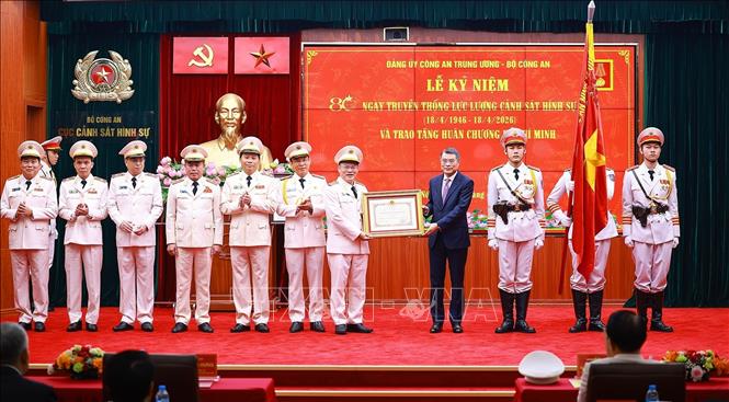 Thủ tướng Lê Minh Hưng trao Huân chương Hồ Chí Minh cho lực lượng Cảnh sát hình sự. Ảnh: Dương Giang – TTXVN 
