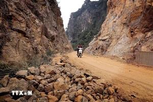 Đẩy nhanh tiến độ Dự án kè xử lý sạt lở đường vùng ven hồ Thủy điện Hòa Bình