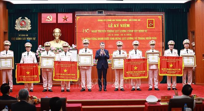 Thủ tướng Lê Minh Hưng trao danh hiệu Anh hùng lực lượng vũ trang nhân dân cho các tập thể và cá nhân. Ảnh: Dương Giang – TTXVN 