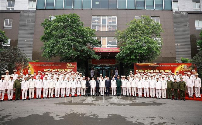 Thủ tướng Lê Minh Hưng với các đại biểu dự Lễ kỷ niệm 80 năm Ngày truyền thống lực lượng Cảnh sát hình sự. Ảnh: Dương Giang – TTXVN 
