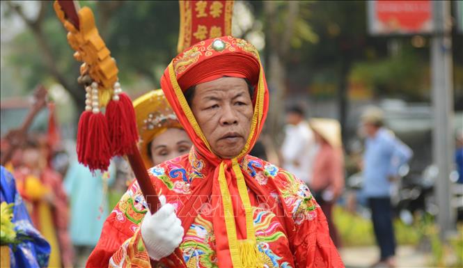 Người dẫn đầu đoàn rước. Ảnh: Văn Dũng-TTXVN