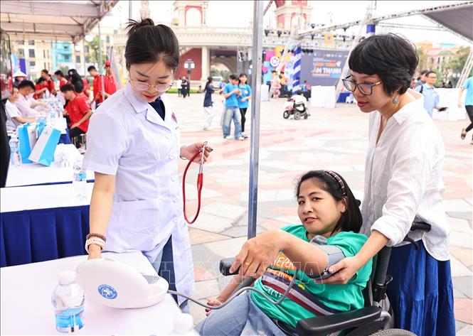Khám chữa bệnh miễn phí cho người khuyết tật tại chương trình. Ảnh: Minh Đức – TTXVN