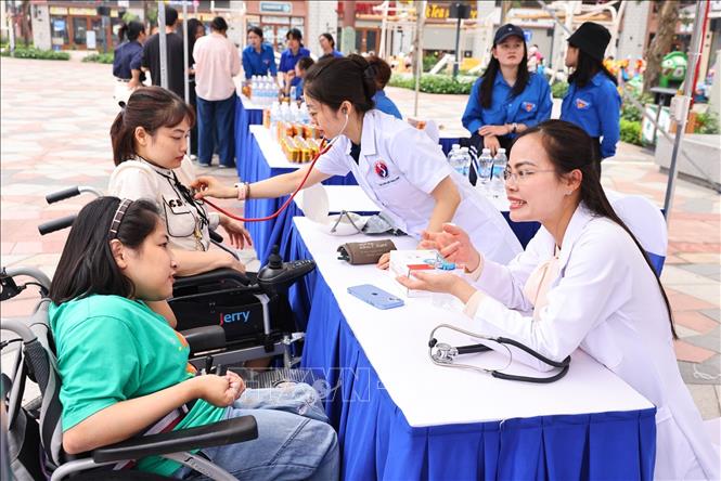 Khám chữa bệnh miễn phí cho người khuyết tật tại chương trình. Ảnh: Minh Đức – TTXVN