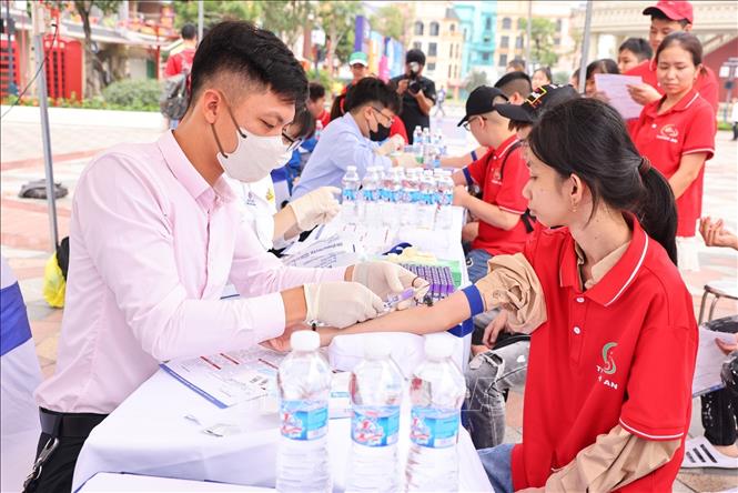 Khám chữa bệnh miễn phí cho người khuyết tật tại chương trình. Ảnh: Minh Đức – TTXVN