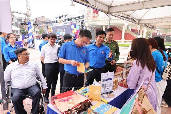 Đồng chí Nguyễn Tường Lâm, Bí thư T.Ư Đoàn, Chủ tịch Hội LHTN Việt Nam cùng các đại biểu tham quan các gian hàng trong chương trình kỷ niệm Ngày Người khuyết tật Việt Nam 18/4 – INSPIRE FEST 2026. Ảnh: Minh Đức – TTXVN