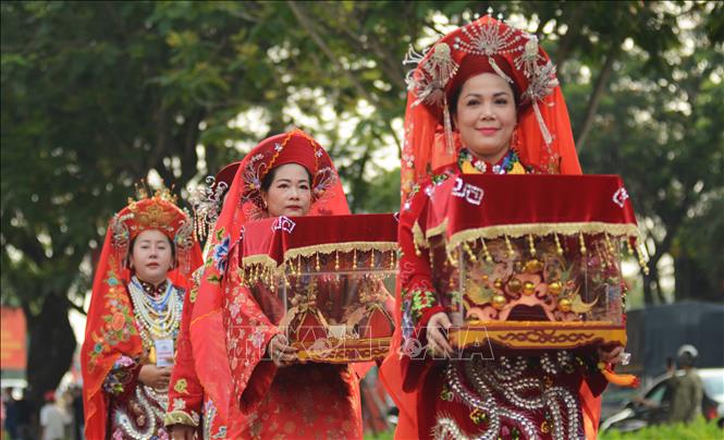 Các lễ vật được rước trong lễ hội. Ảnh: Văn Dũng-TTXVN