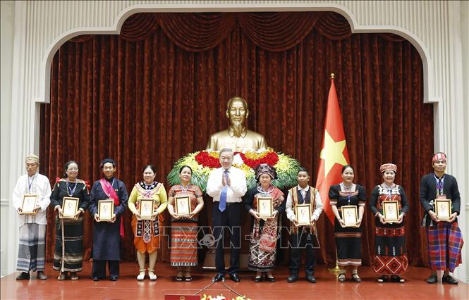 Tổng Bí thư, Chủ tịch nước Tô Lâm tặng chân dung Chủ tịch Hồ Chí Minh cho các già làng, trưởng bản, nghệ nhân, người có uy tín tiêu biểu toàn quốc. Ảnh: Thống Nhất - TTXVN