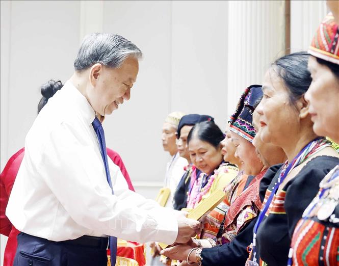 Tổng Bí thư, Chủ tịch nước Tô Lâm tặng chân dung Chủ tịch Hồ Chí Minh cho các già làng, trưởng bản, nghệ nhân, người có uy tín tiêu biểu toàn quốc. Ảnh: Thống Nhất - TTXVN